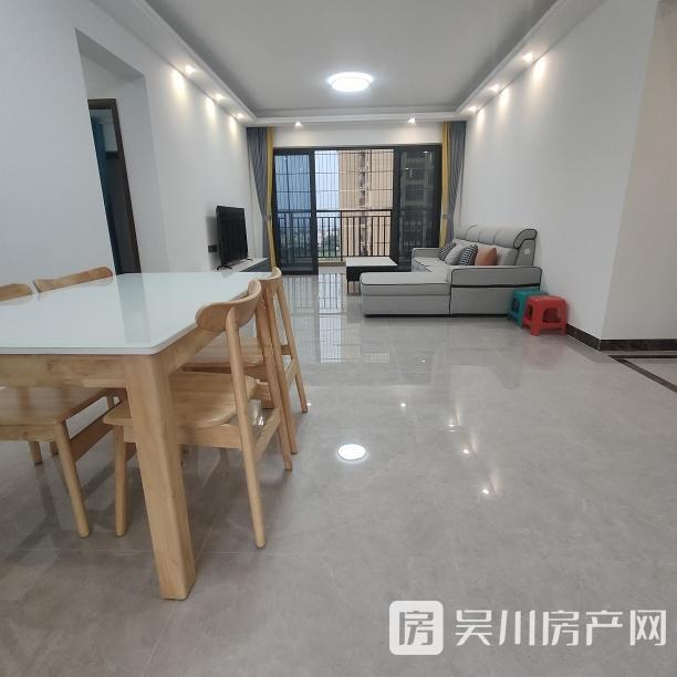 出租壹號(hào)公館四房三衛(wèi)，有兩個(gè)套間，精裝全配拎包入住，南北對(duì)流雙陽臺(tái)，舒適透氣宜居