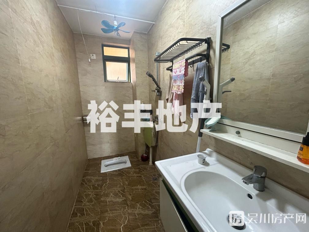 出售財(cái)富名門3室2廳2衛(wèi)109平米52萬住宅