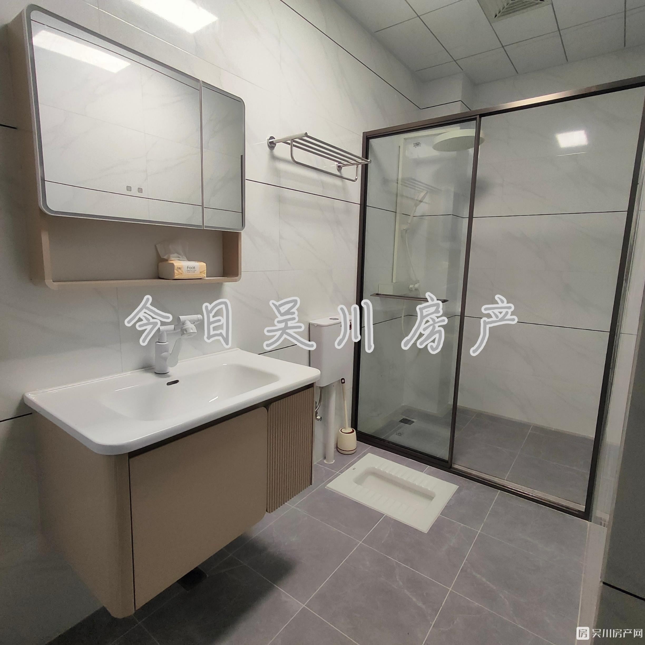 近何屋底花圈兩房兩個衛(wèi)生間的，隔離有塊空地方便停小車，按自住的規(guī)格去裝修的房子