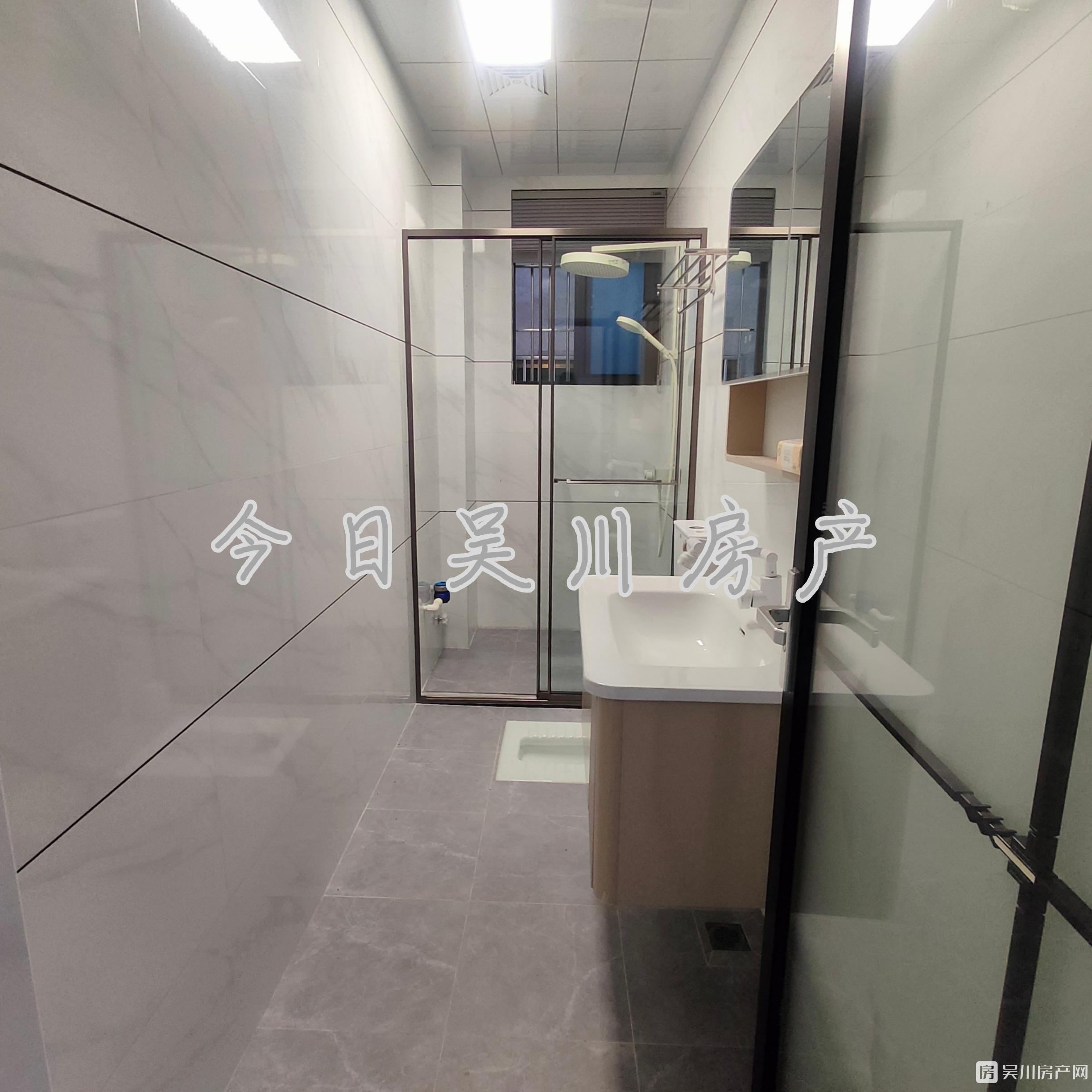近何屋底花圈兩房兩個衛(wèi)生間的，隔離有塊空地方便停小車，按自住的規(guī)格去裝修的房子