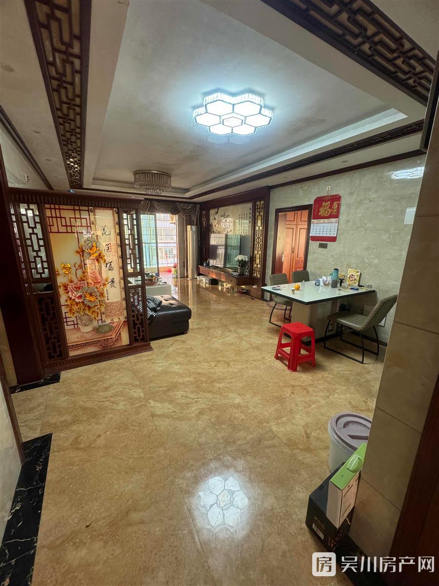 出售金牛小区精装四房 读沿江小学 房大厅大 门口的平台也大 四字头 值得考虑