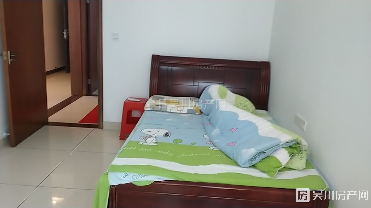 四千几买天怡居精装四房，小区自带幼儿园，方便快捷，小区门口都不用出，入读新华小学