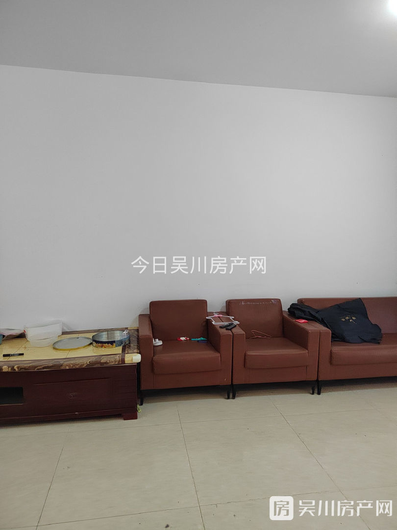 金沙精裝兩房，小區(qū)自帶幼兒園、小學(xué)、中學(xué)，還有大型商超，生活配套非常齊全