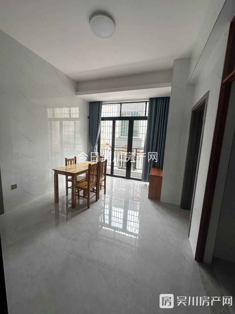 沿江五區(qū)兩房一衛(wèi)，新建的房屋，有陽臺，有電梯，門口可以停小車，位置好找，出入方便
