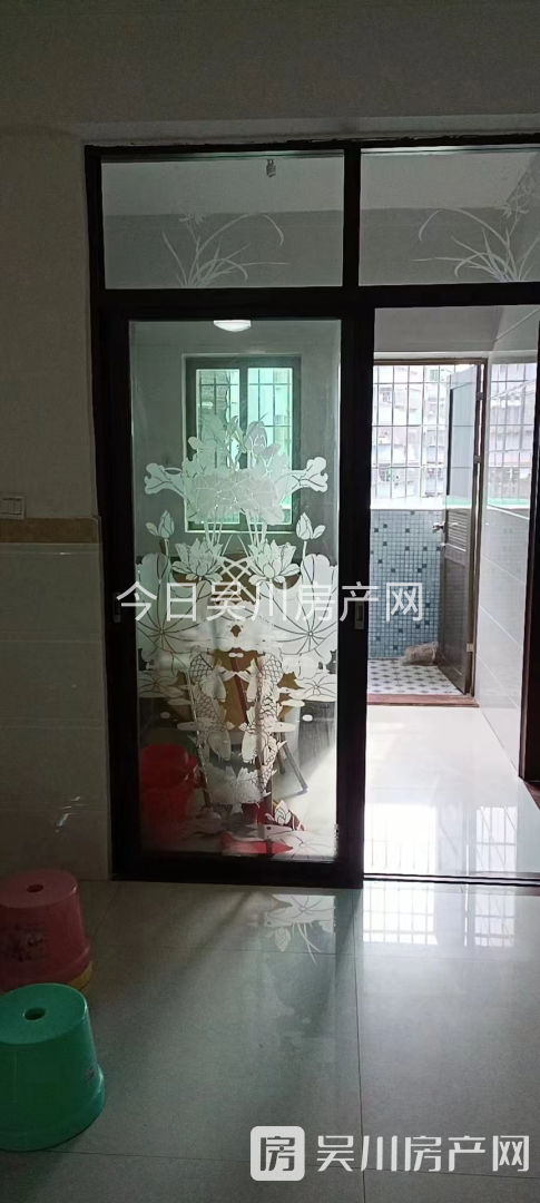 有房產(chǎn)證的金?；剡w房，裝修看起來還不是很舊，位置也不錯，近市場、近學(xué)校，出入方便