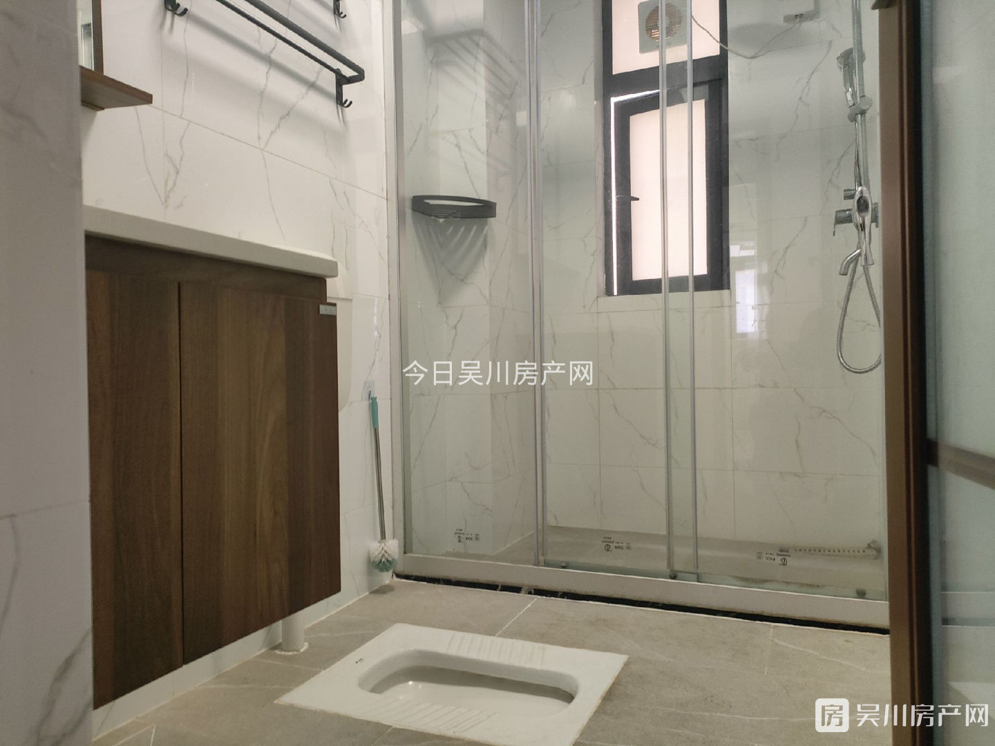 壹號(hào)公館精裝修的全屋定制，四房?jī)尚l(wèi)，配套齊全，拎包入住，出入方便，近學(xué)校、近市場(chǎng)