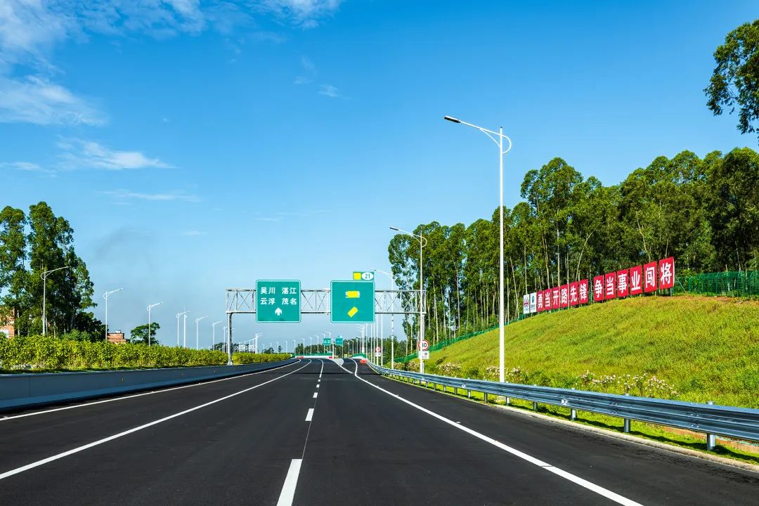 有望国庆前通车湛江机场高速一期先行段通过交工验收