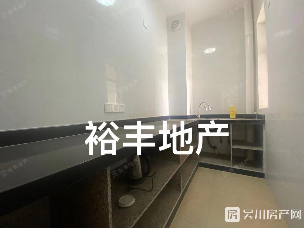 真房實(shí)拍，綠化覆蓋率高，環(huán)境優(yōu)美，交通便利，停車方便
