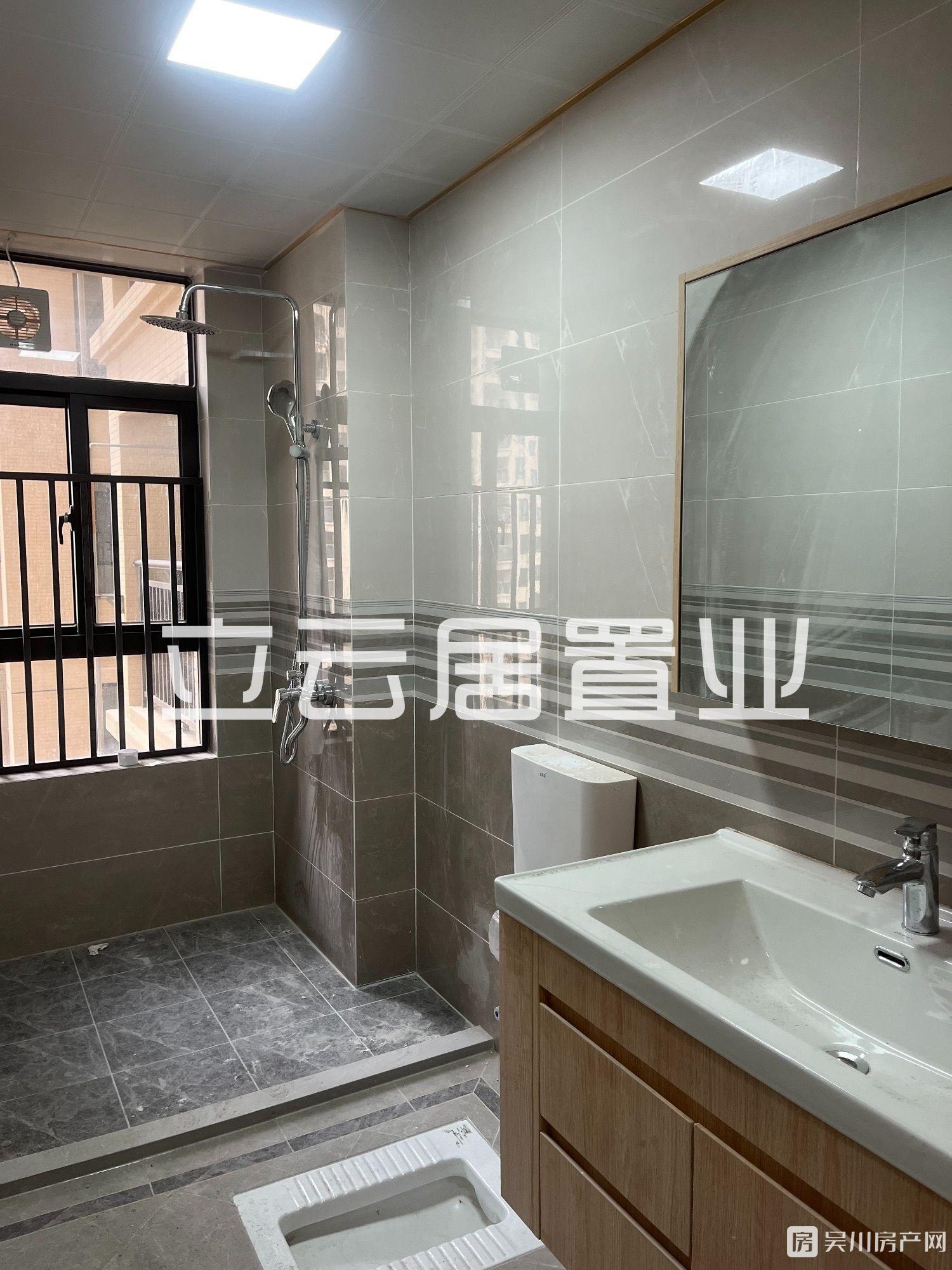 出售筍嘢華和南國銀苑5室2廳2衛(wèi)超靚樓層129.3平米僅需130萬住宅