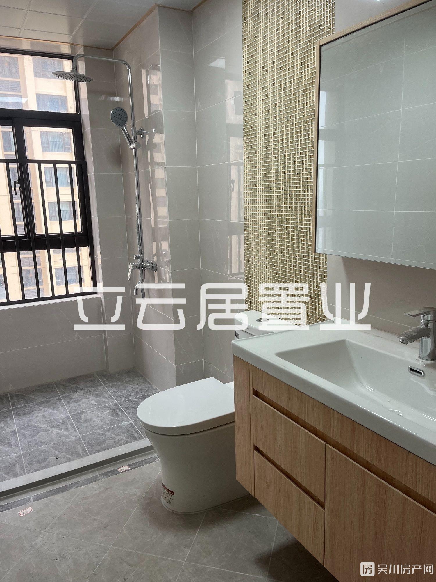 出售筍嘢華和南國銀苑5室2廳2衛(wèi)超靚樓層129.3平米僅需130萬住宅