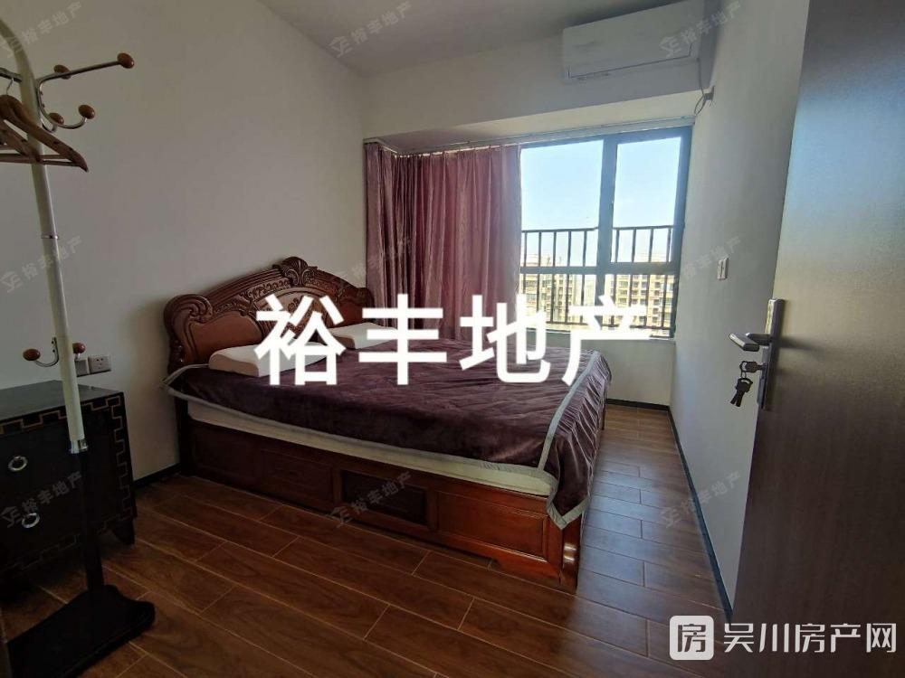 原2000元現(xiàn)降至底1700出租裕達(dá)豪庭4室2廳2衛(wèi)119平米1700元/月住宅