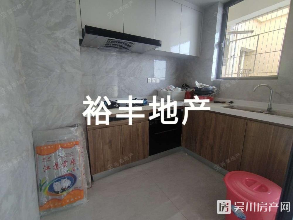 原2000元現(xiàn)降至底1700出租裕達(dá)豪庭4室2廳2衛(wèi)119平米1700元/月住宅