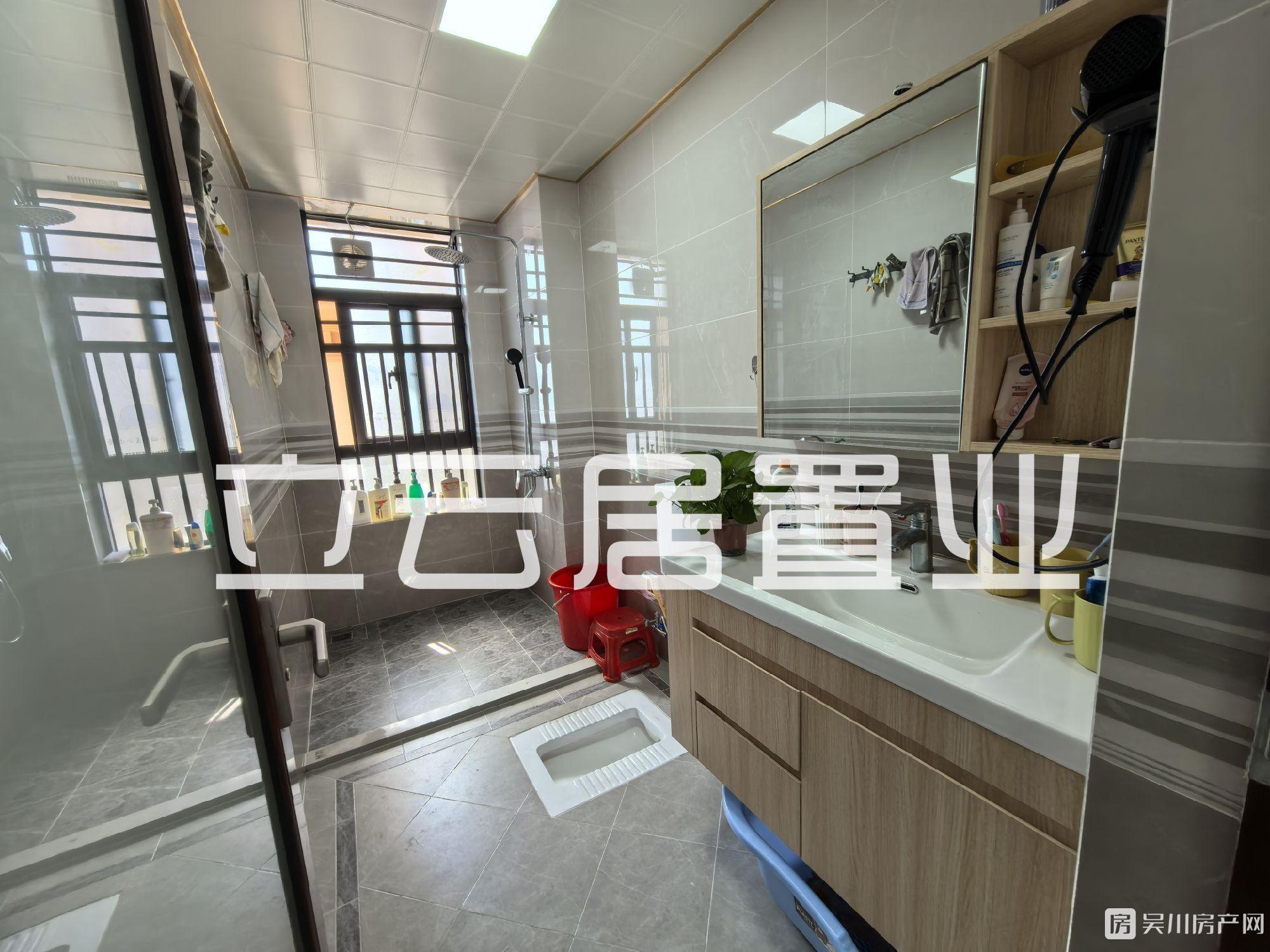 出售華和南國(guó)銀苑5室2廳2衛(wèi)129.3平米98萬(wàn)住宅