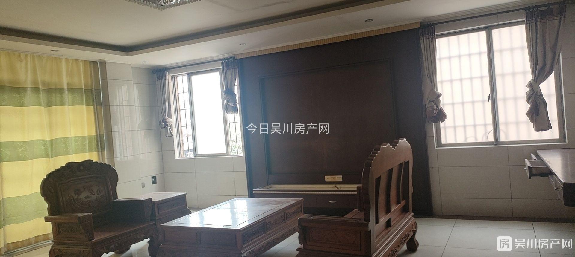 出租東風(fēng)路附近私人樓，差不多兩百方的三房兩衛(wèi)，裝修新凈，配有部分家私家電
