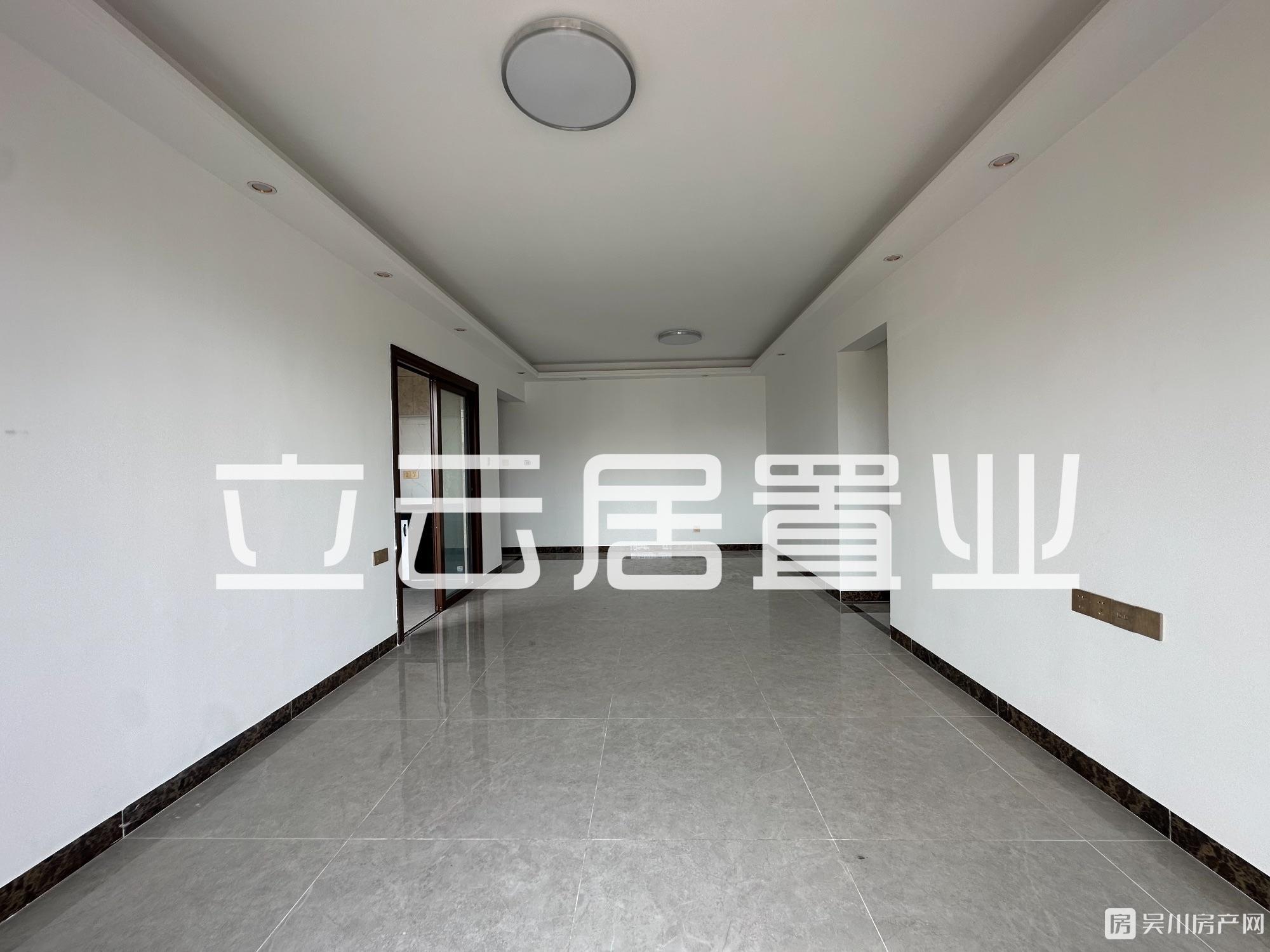 出售壹號公館全新未入住的4房，南向，證件齊全，可入讀吳川第一小學，單價僅5千多