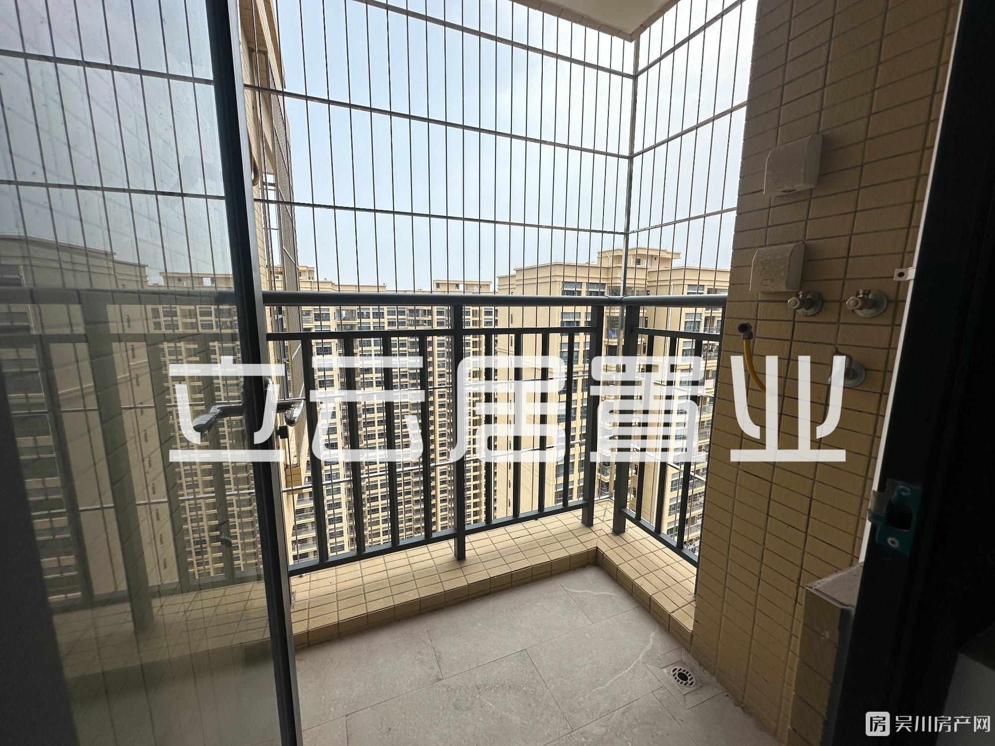 出售壹號(hào)公館全新未入住的4房，南向，證件齊全，可入讀吳川第一小學(xué)，單價(jià)僅5千多