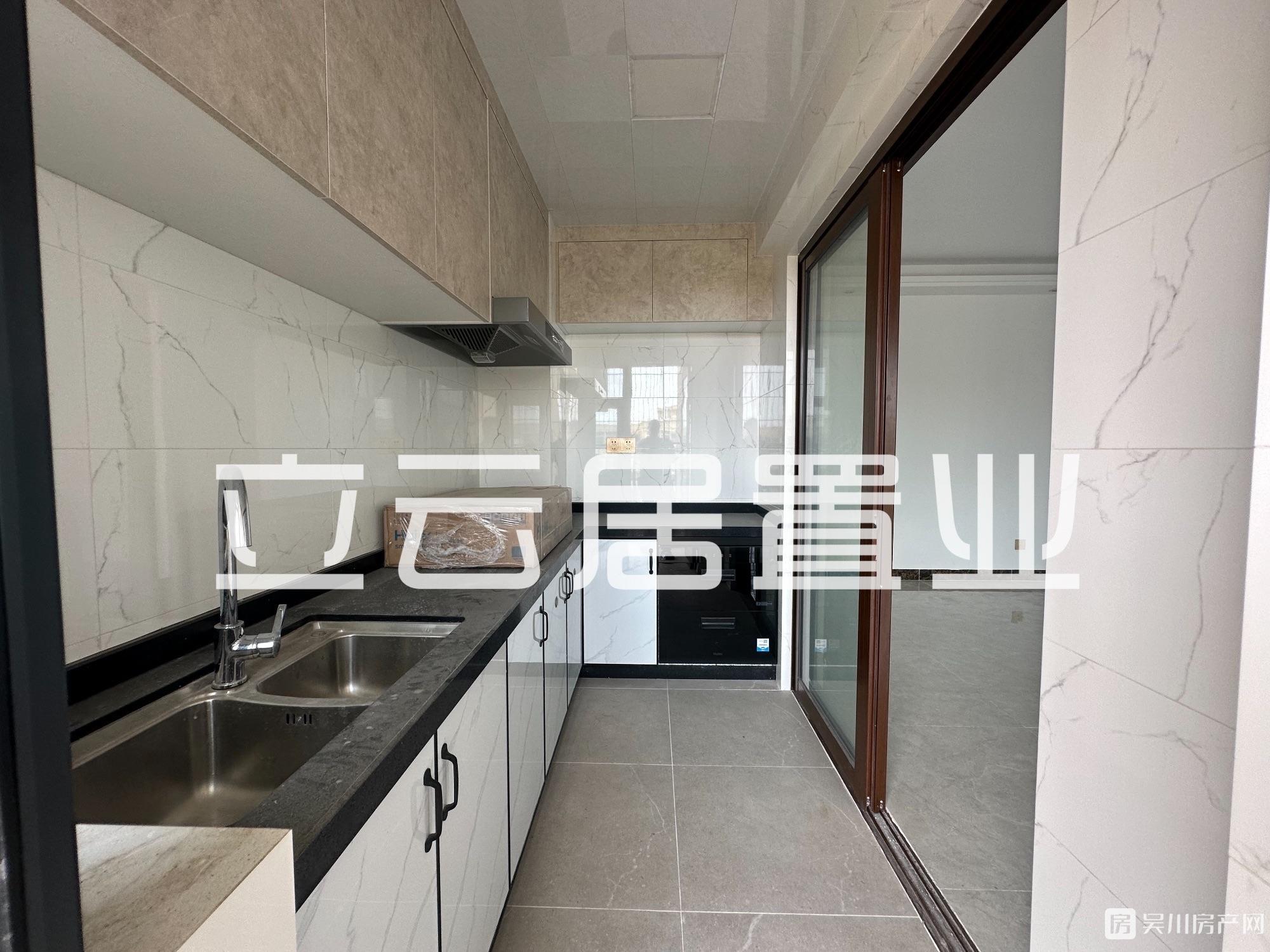 出售壹號(hào)公館全新未入住的4房，南向，證件齊全，可入讀吳川第一小學(xué)，單價(jià)僅5千多