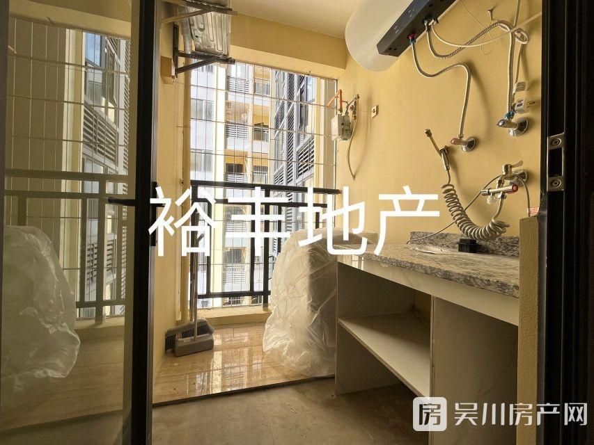 出售時代廣場2室1廳1衛(wèi)80平米65萬住宅