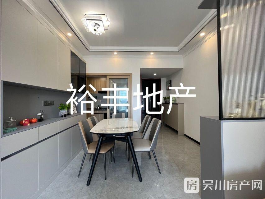 出售時代廣場2室1廳1衛(wèi)80平米65萬住宅