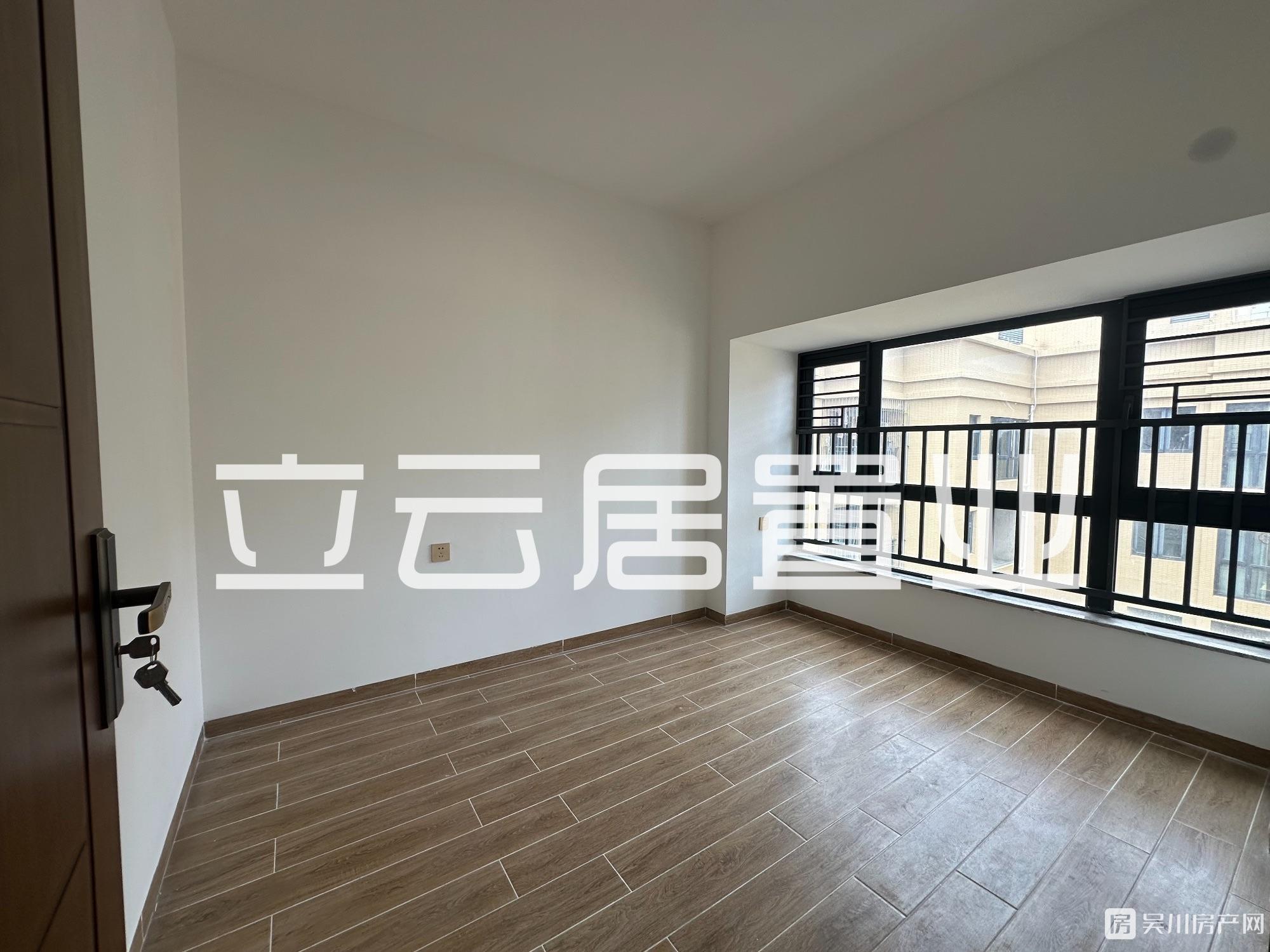出售壹號(hào)公館全新未入住的4房，南向，證件齊全，可入讀吳川第一小學(xué)，單價(jià)僅5千多