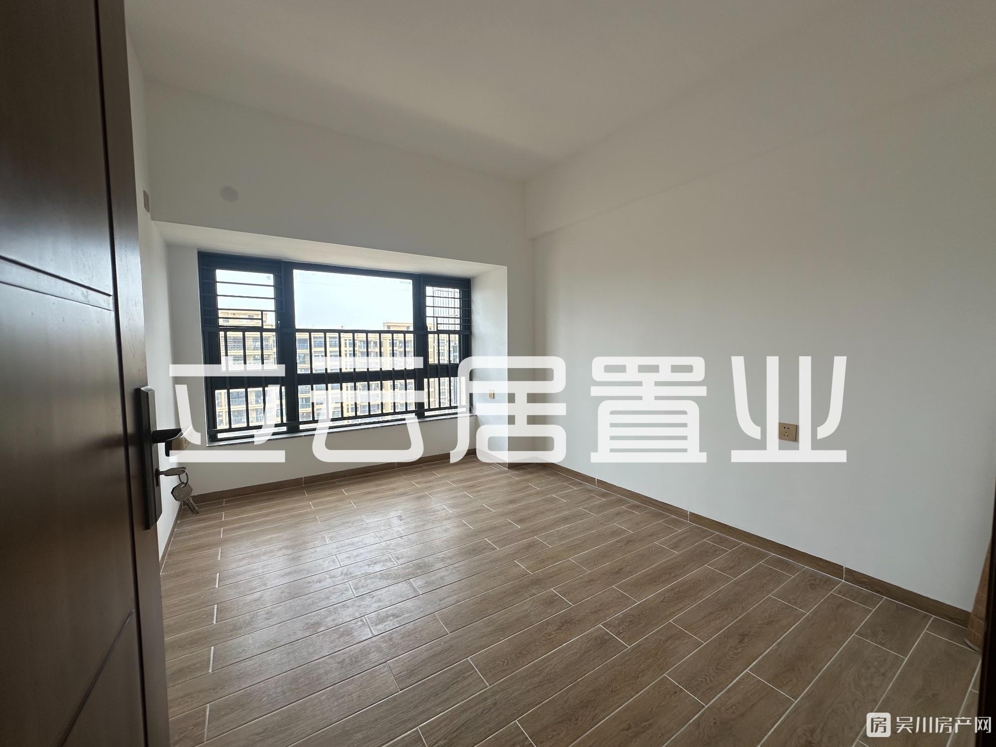 出售壹號(hào)公館全新未入住的4房，南向，證件齊全，可入讀吳川第一小學(xué)，單價(jià)僅5千多