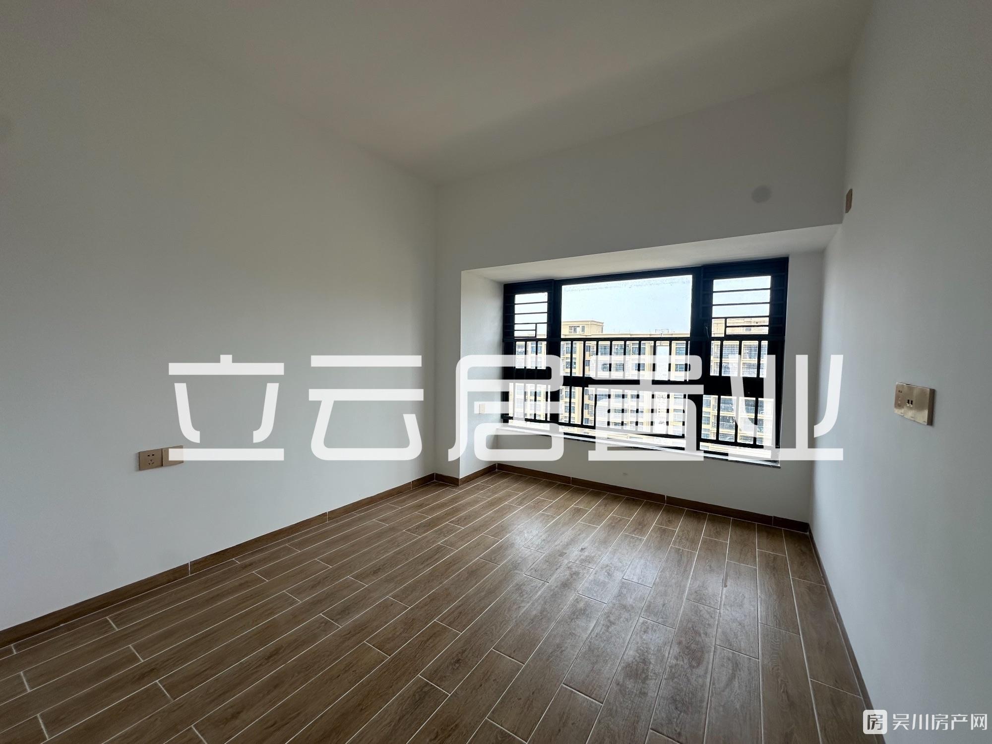 出售壹號(hào)公館全新未入住的4房，南向，證件齊全，可入讀吳川第一小學(xué)，單價(jià)僅5千多