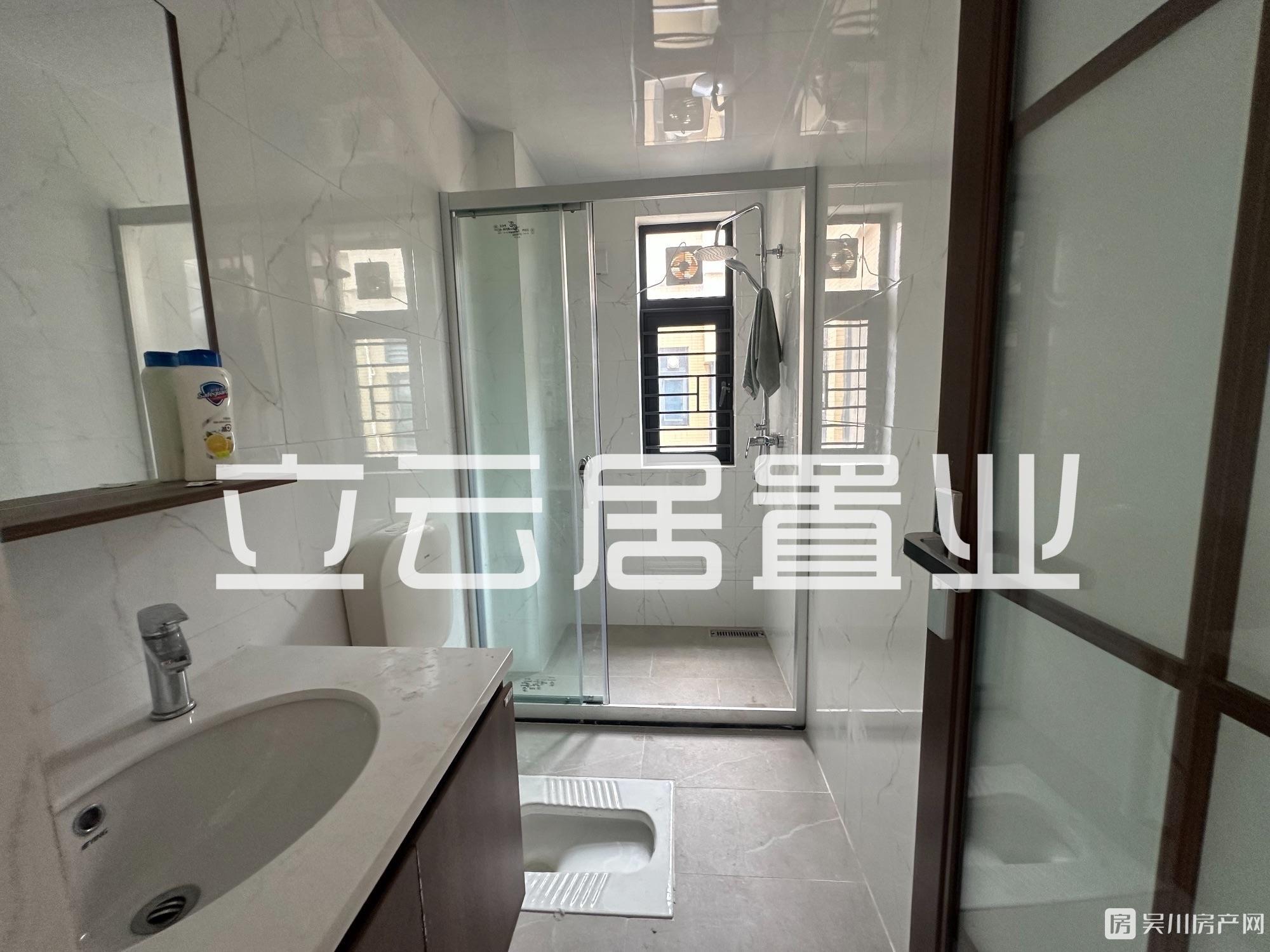 出售壹號(hào)公館全新未入住的4房，南向，證件齊全，可入讀吳川第一小學(xué)，單價(jià)僅5千多