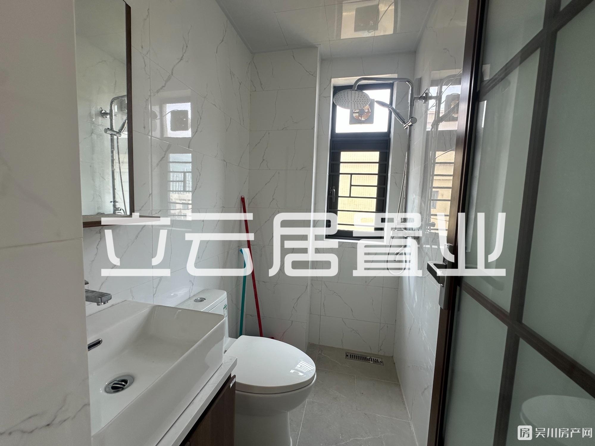 出售壹號(hào)公館全新未入住的4房，南向，證件齊全，可入讀吳川第一小學(xué)，單價(jià)僅5千多