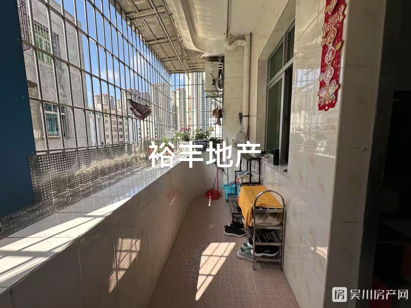 出售梅嶺小學(xué)區(qū)3房，25.8萬住宅