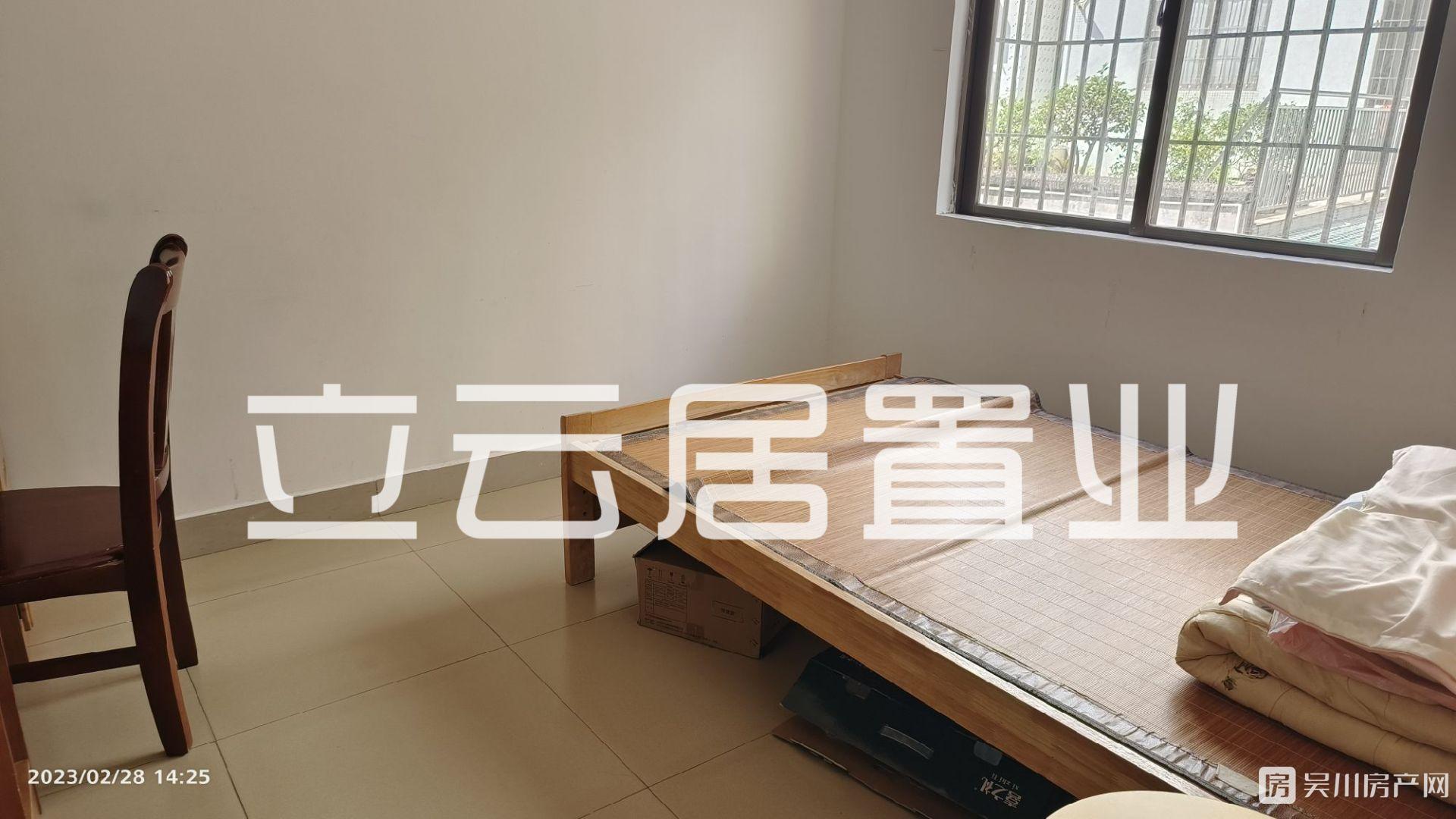 出售金海小區(qū)3室2廳1衛(wèi)100平米39萬(wàn)住宅