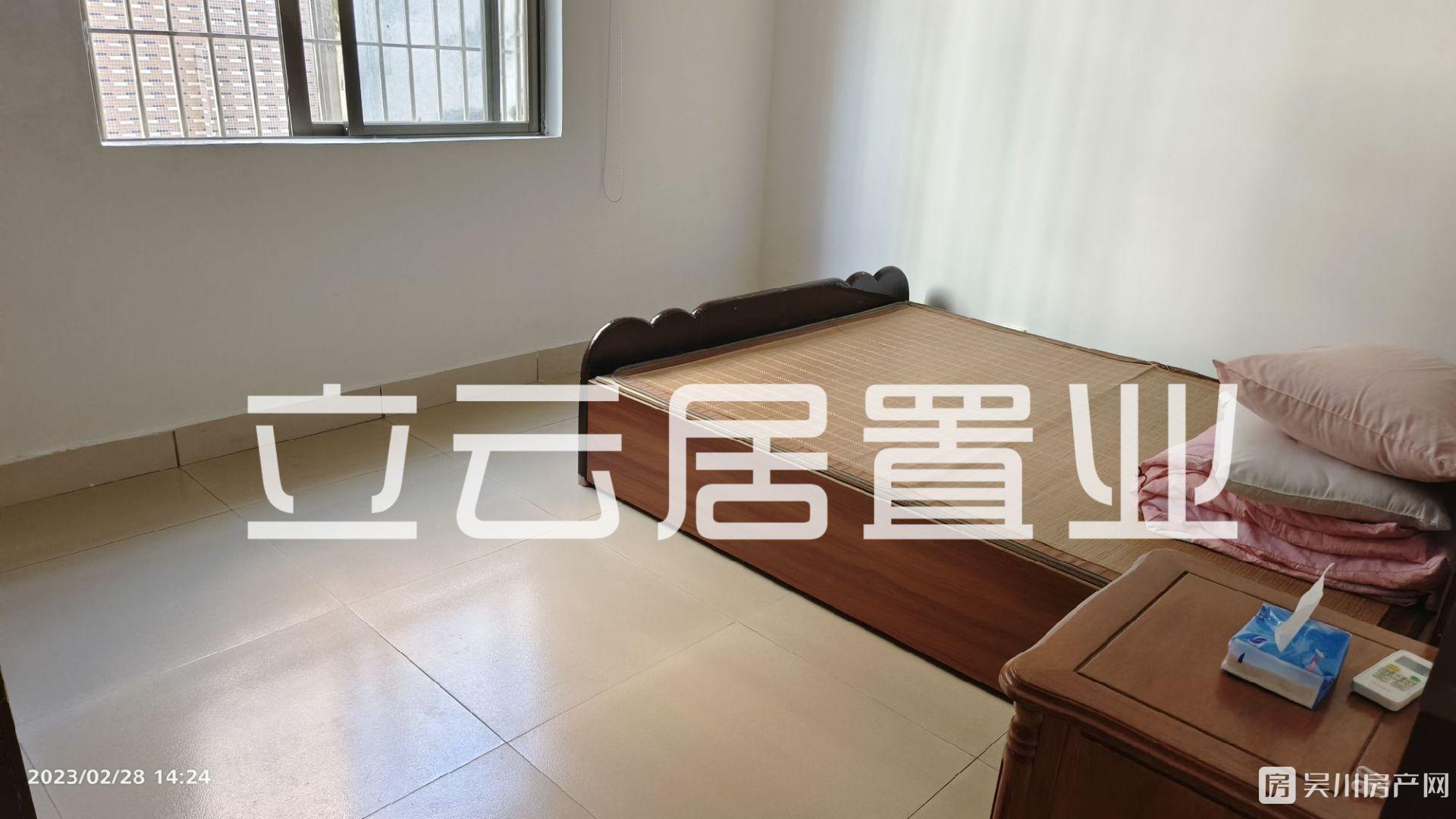 出售金海小區(qū)3室2廳1衛(wèi)100平米39萬(wàn)住宅