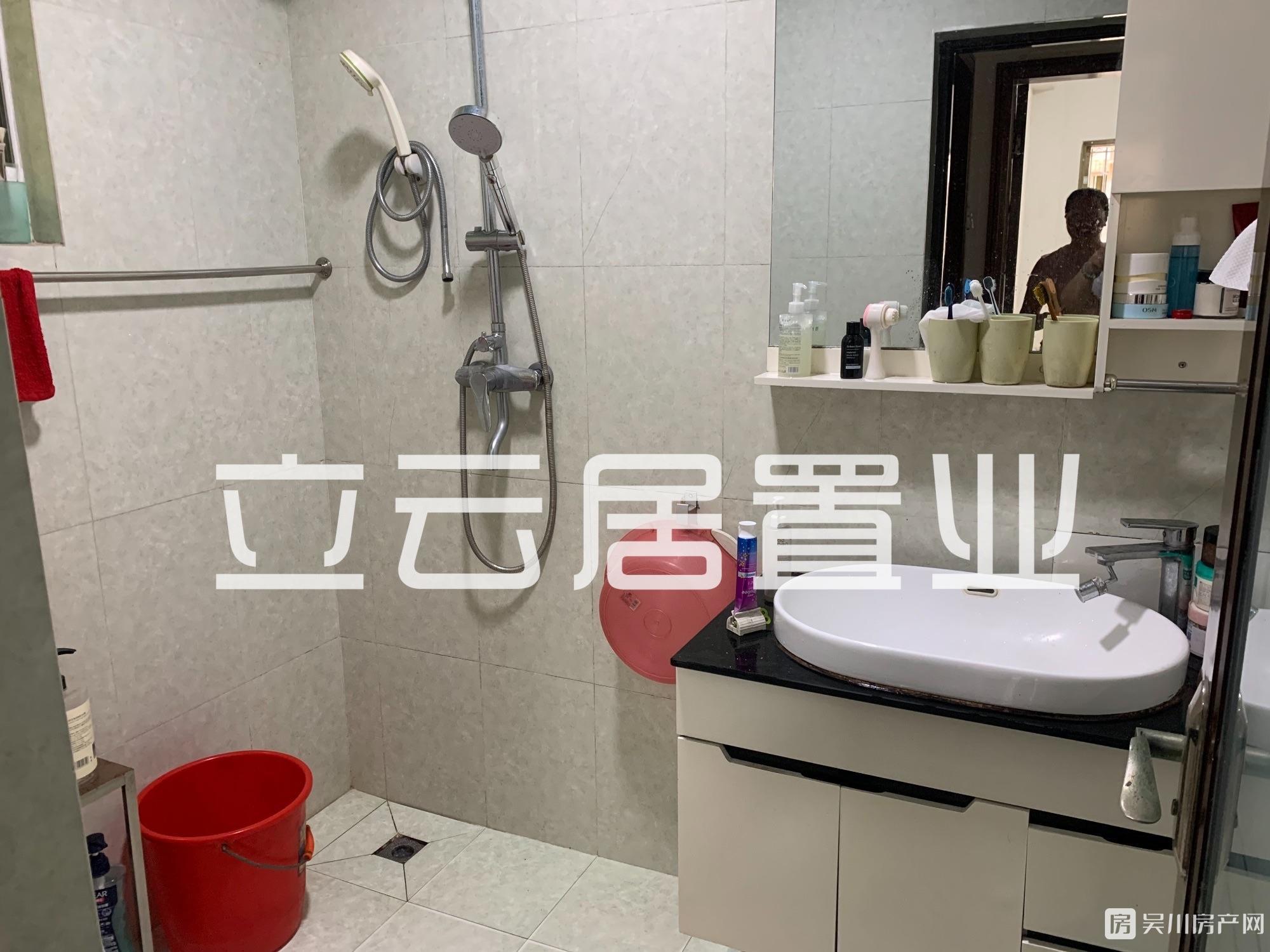 出售锦绣华庭3房，证件齐全，可入读清源小学，海滨中心小学
