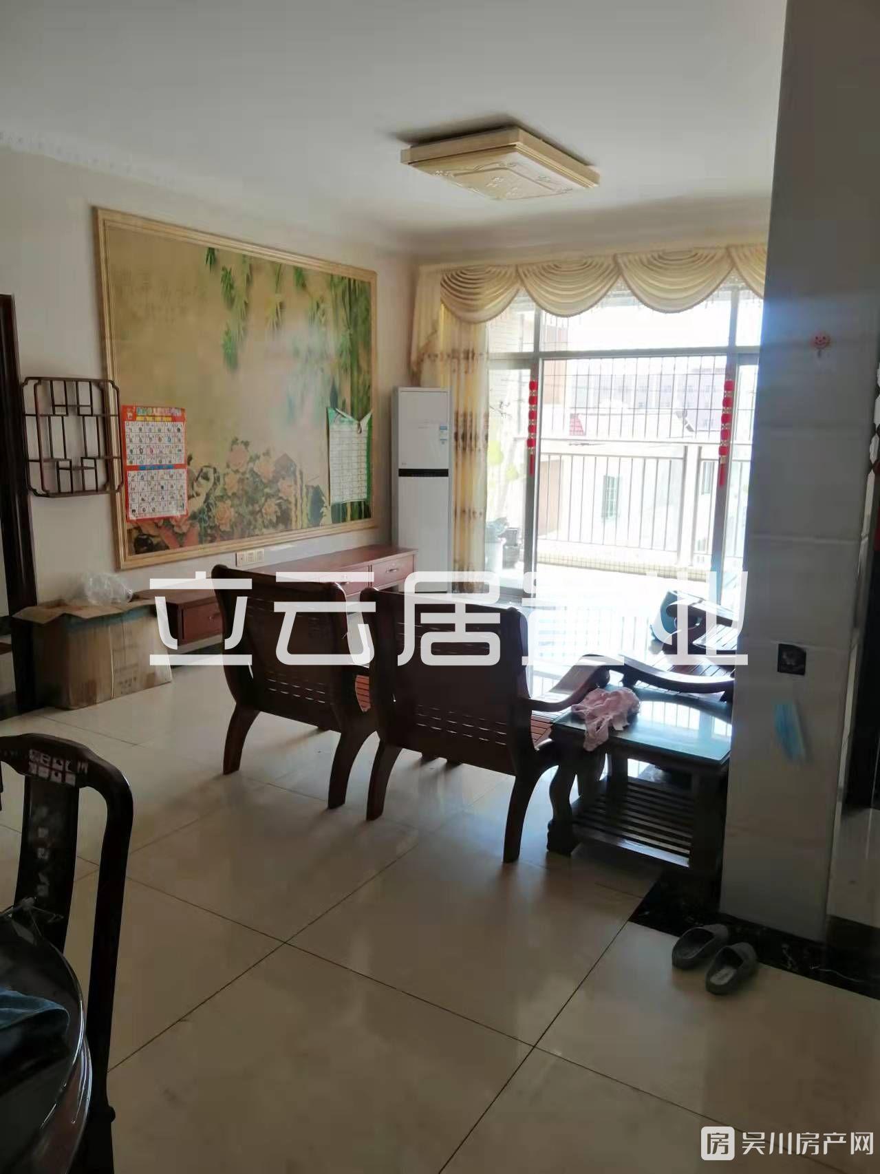 建興小學(xué)附近，湖景華庭3室2廳2衛(wèi)113平米1600元/月住宅