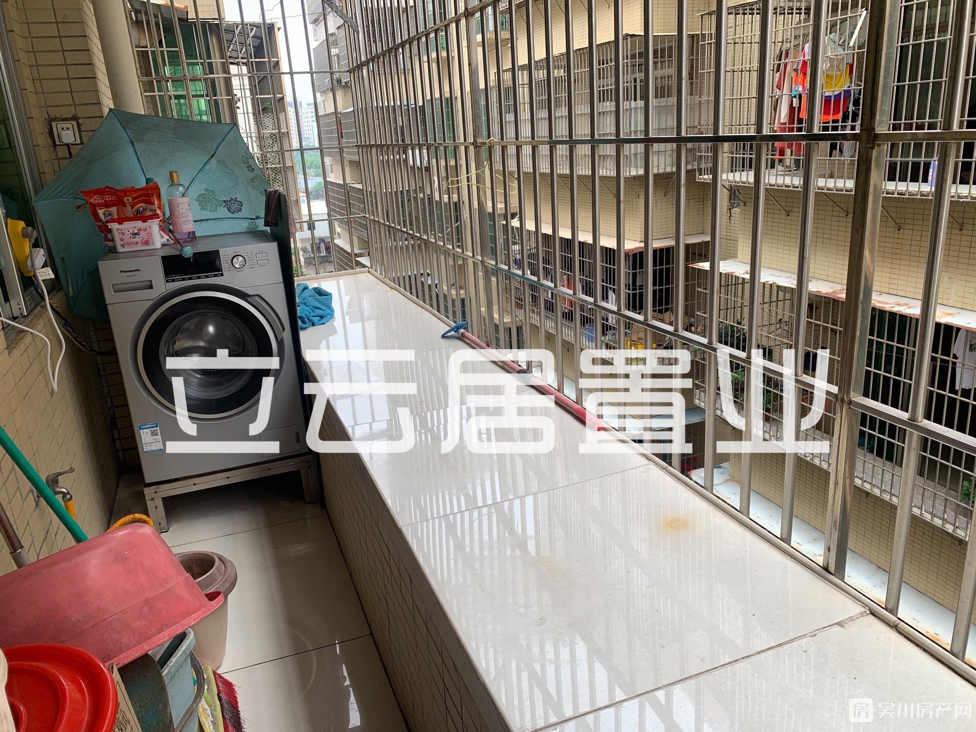 出售锦绣华庭3房，证件齐全，可入读清源小学，海滨中心小学