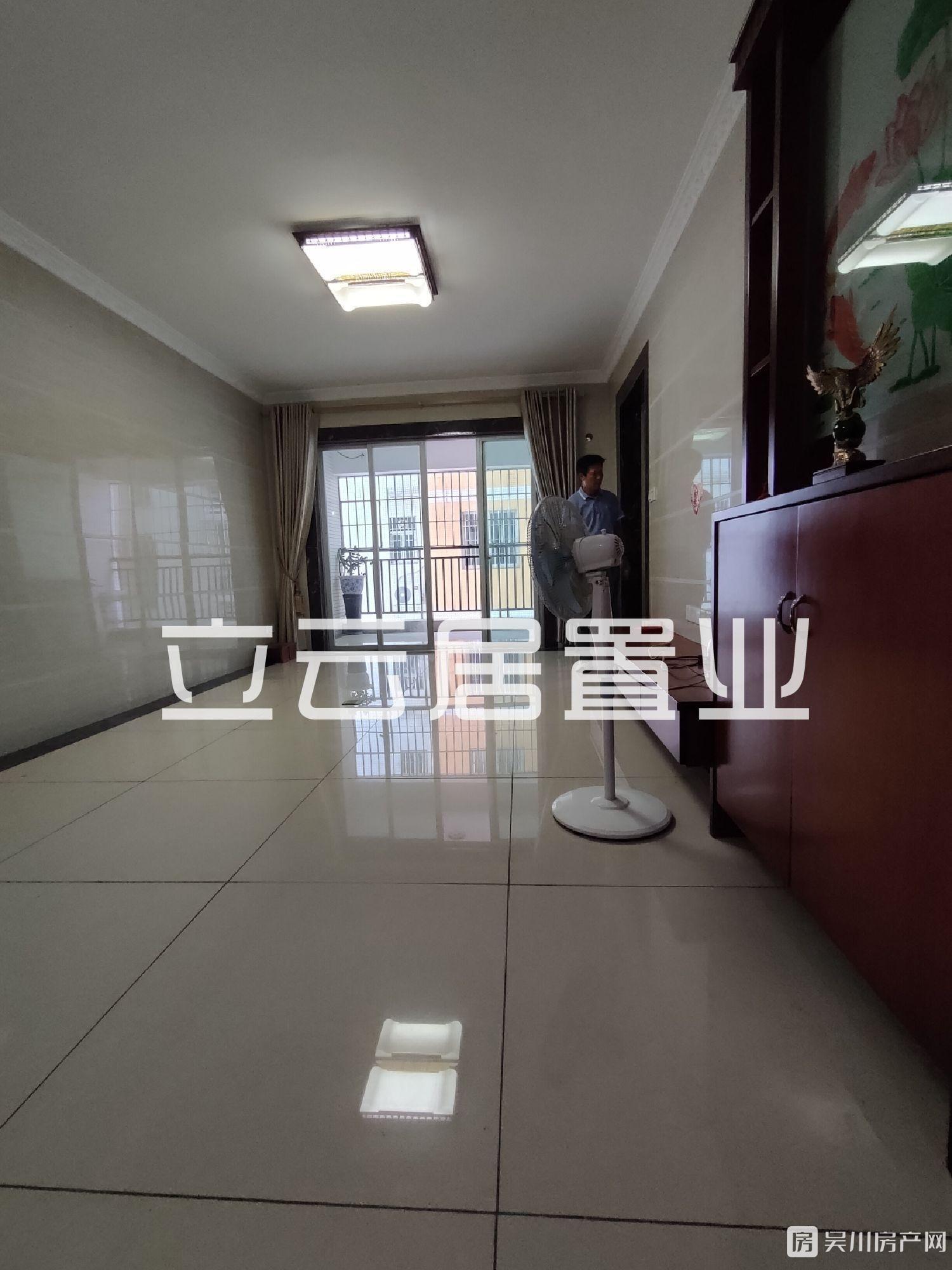 出租金豪大廈2室2廳1衛(wèi)92平米900元/月住宅