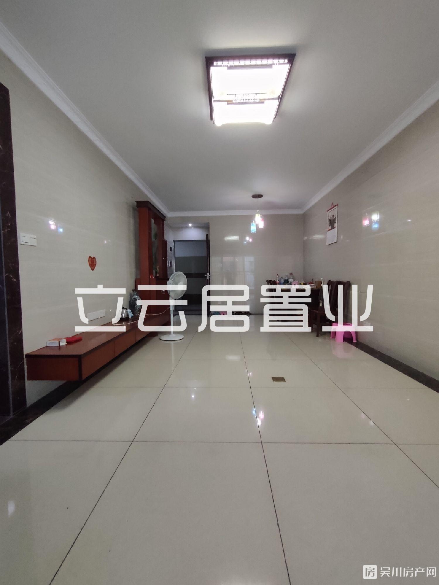 出租金豪大廈2室2廳1衛(wèi)92平米900元/月住宅