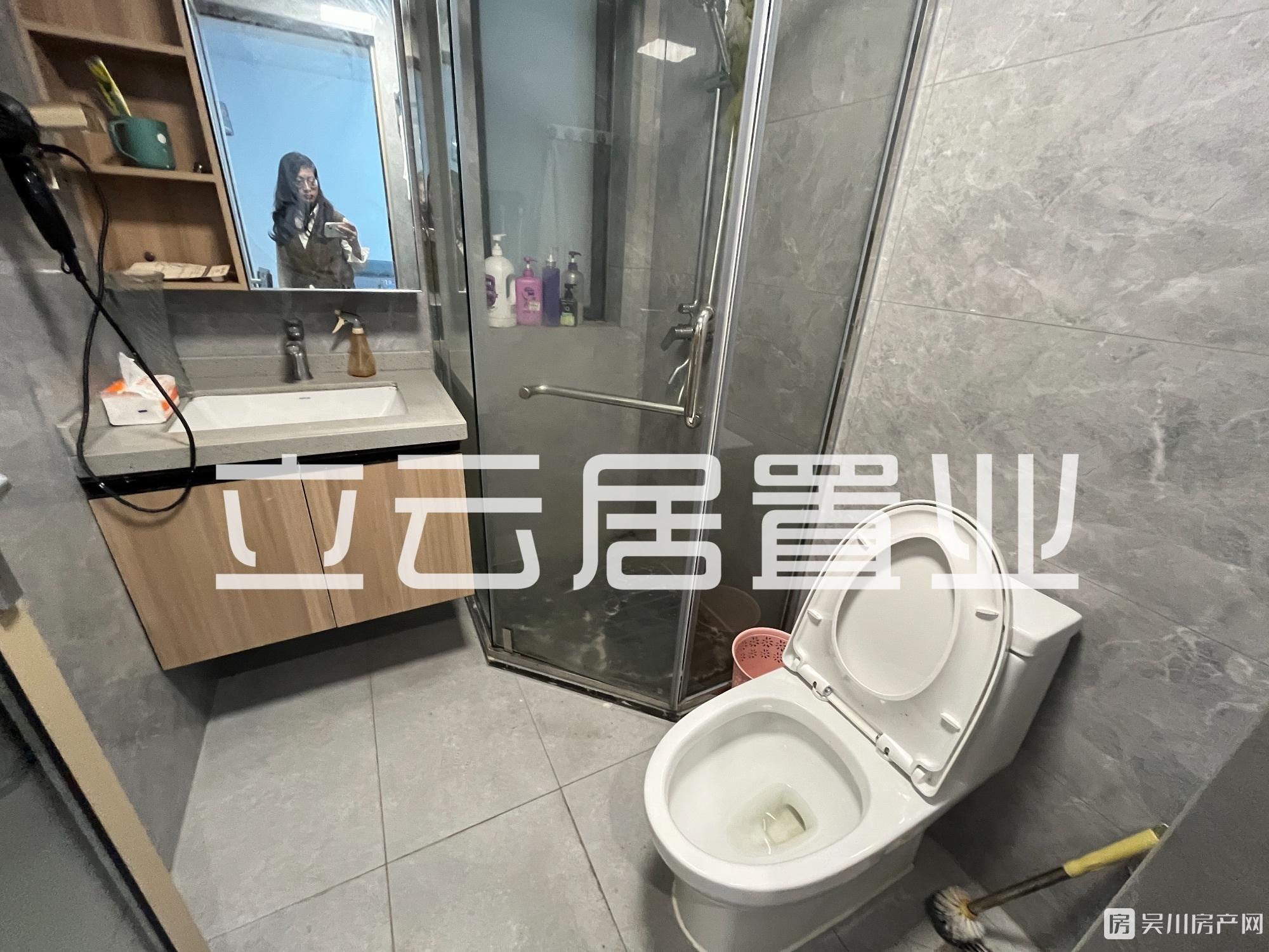 出租時(shí)代廣場(chǎng)2室1廳1衛(wèi)80平家私齊全1800元/月住宅