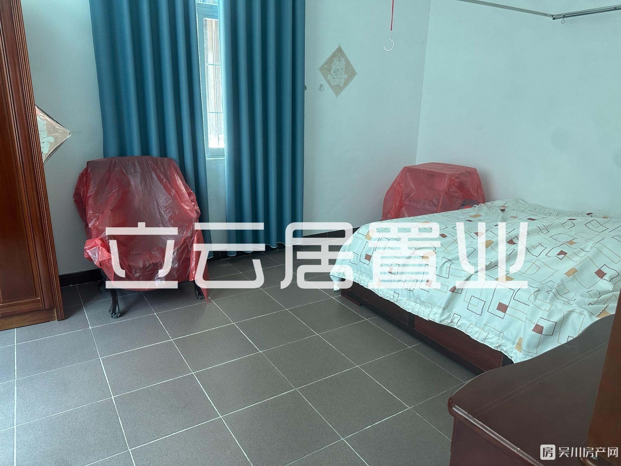出售潮到開(kāi)發(fā)區(qū)附近4層私人樓占地104平門(mén)前9米路有不動(dòng)產(chǎn)證僅需190萬(wàn)住宅