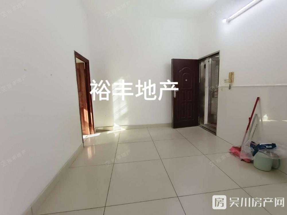 建業(yè)路1室1廳1衛(wèi)35平米450元/月