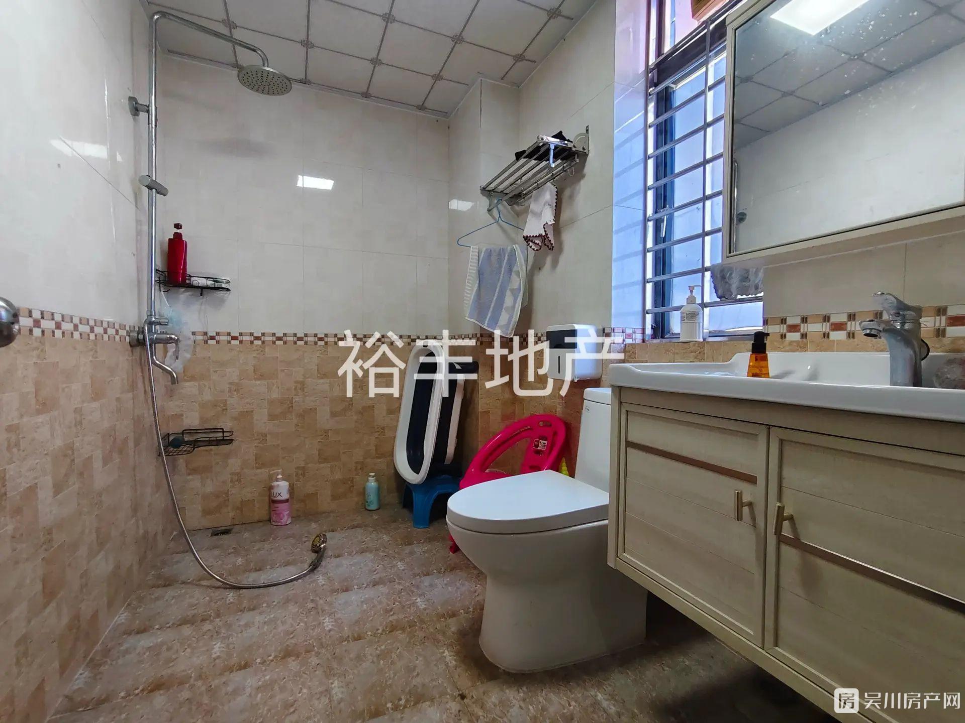 實(shí)拍真房特惠價出售同德城3室2廳2衛(wèi)137平米58.91萬住宅