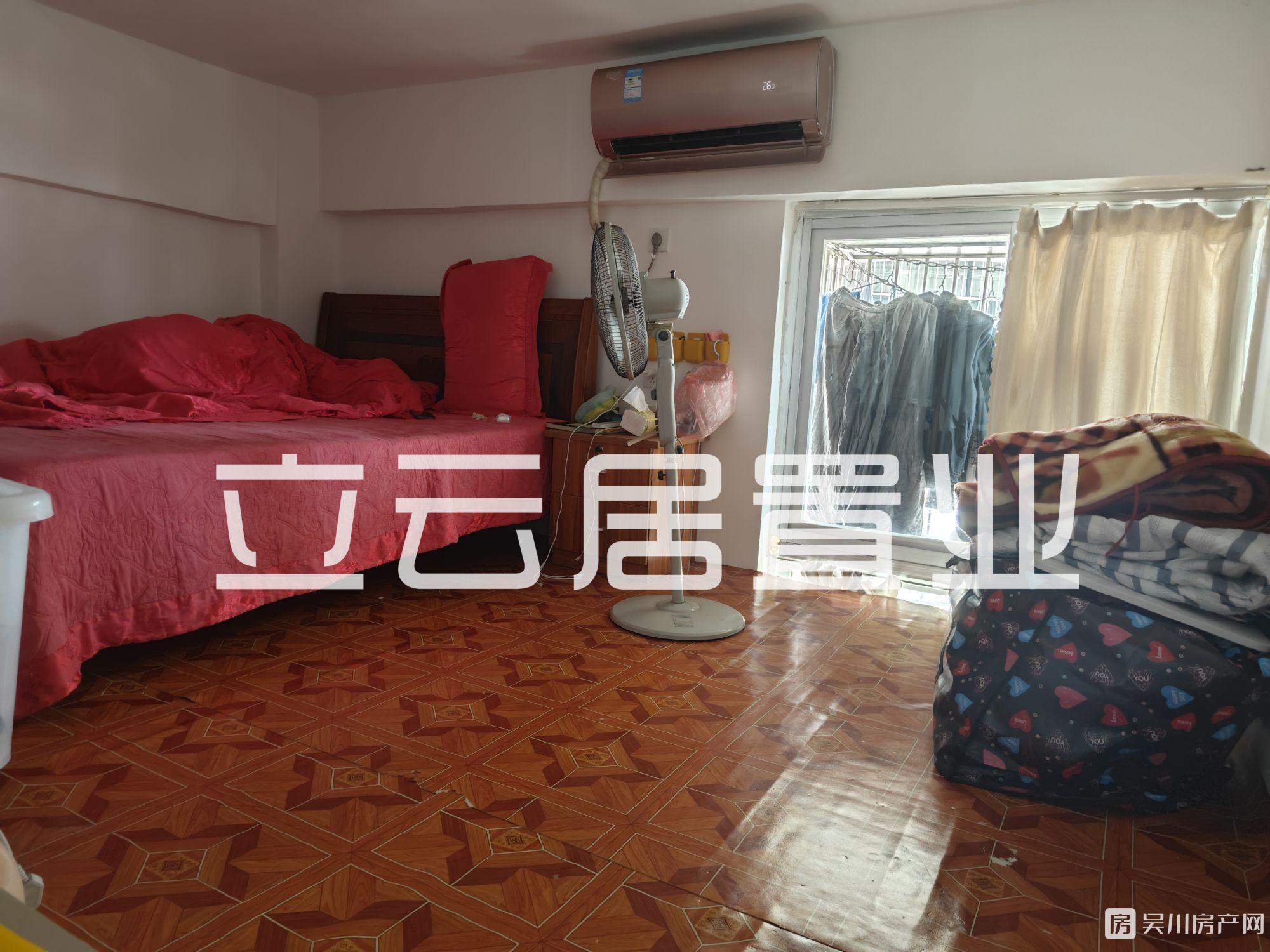 出售新世界广场2房，电梯房