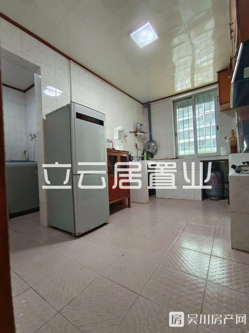 出租長壽市場4室2廳2衛(wèi)僅需1100元/月住宅