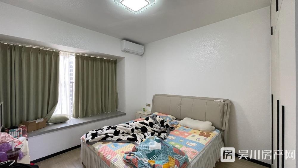 出租時(shí)代廣場4室2廳2衛(wèi)120平米2200元/月住宅