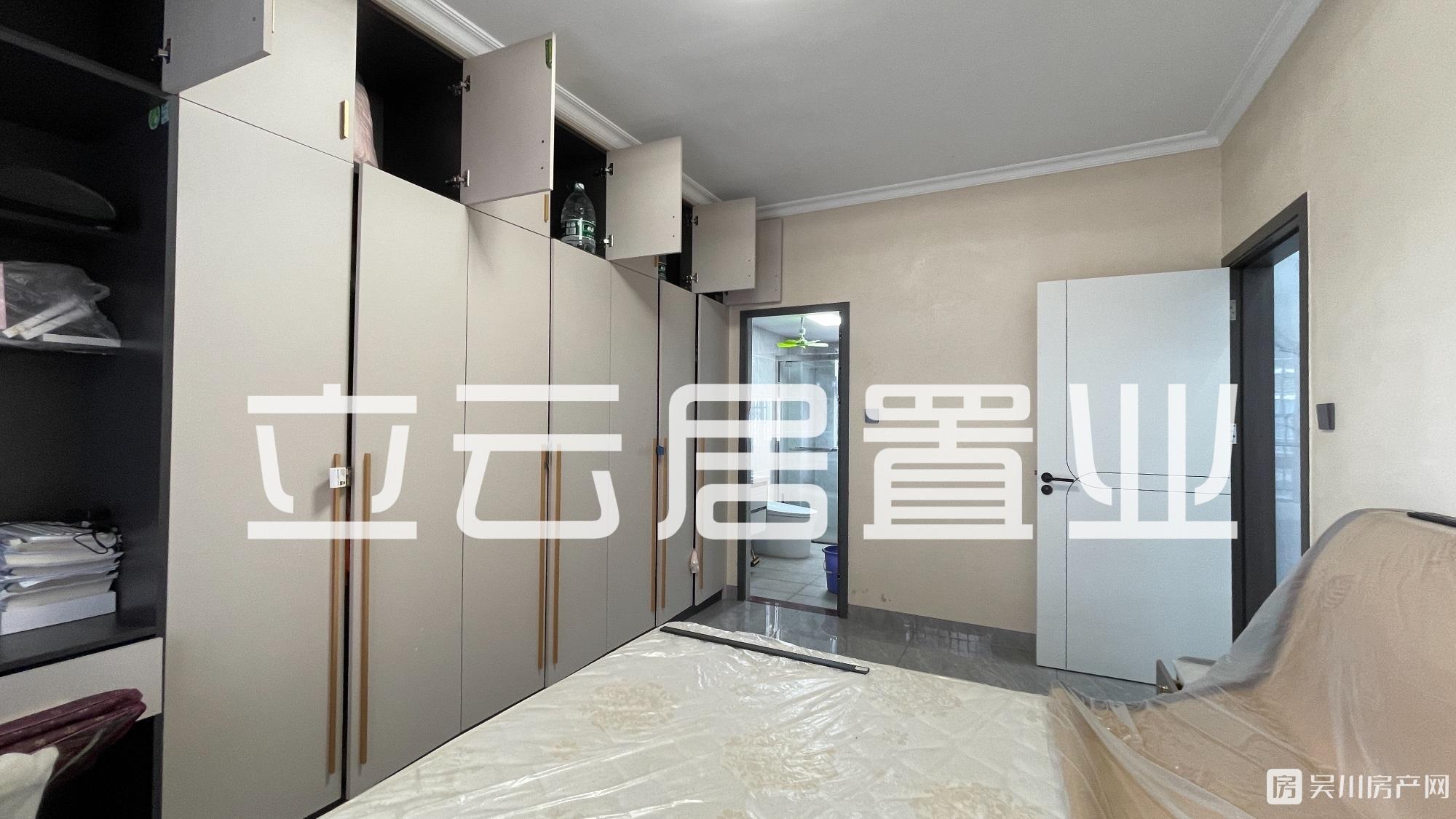 出租名雅居學(xué)府里4室2廳2衛(wèi)140平米家私家電齊全僅租1800元/月住宅