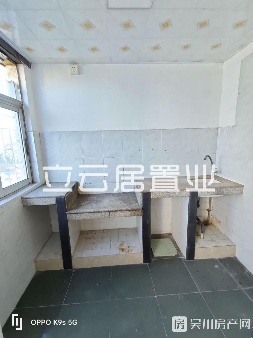 出租吳川市第一中學(xué)商住樓3室2廳2衛(wèi)117平米800元/月住宅