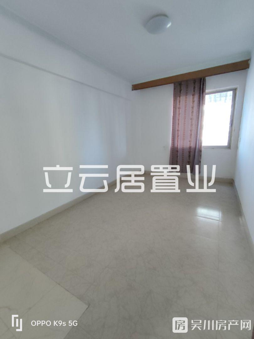 出租吳川市第一中學(xué)商住樓3室2廳2衛(wèi)117平米800元/月住宅
