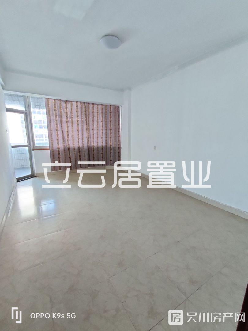出租吳川市第一中學(xué)商住樓3室2廳2衛(wèi)117平米800元/月住宅