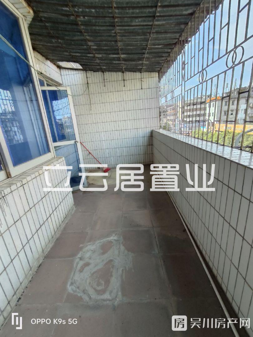 出租吳川市第一中學(xué)商住樓3室2廳2衛(wèi)117平米800元/月住宅