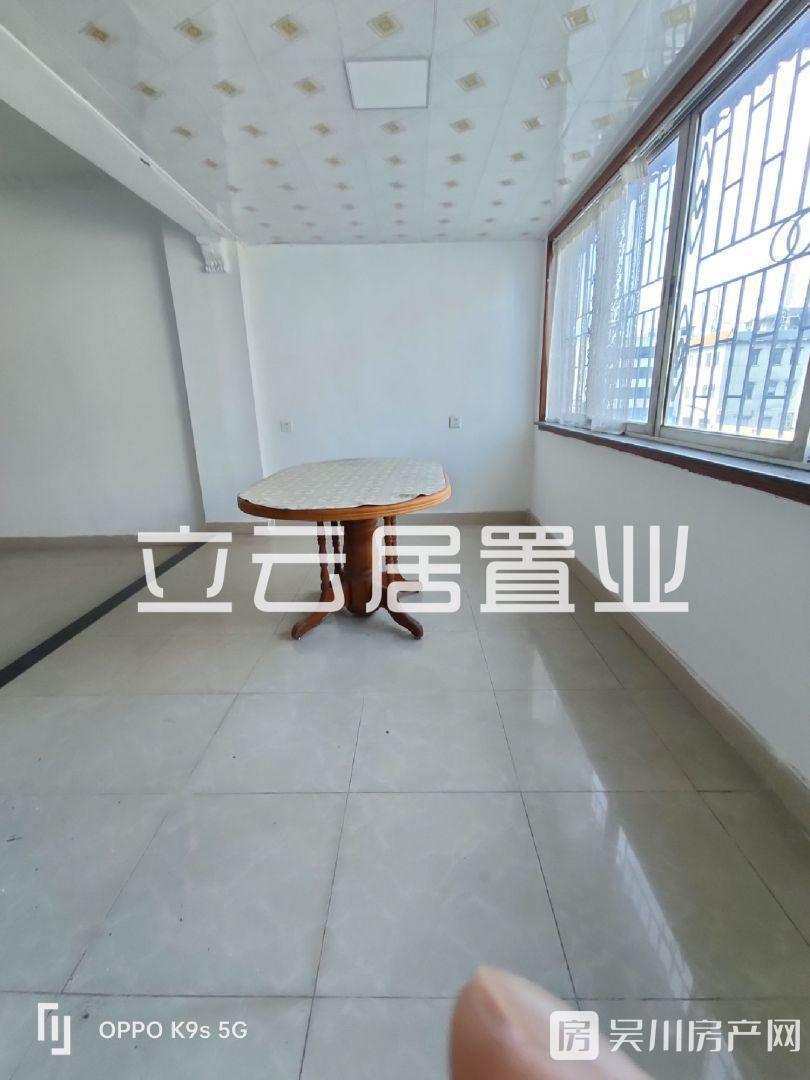 出租吳川市第一中學(xué)商住樓3室2廳2衛(wèi)117平米800元/月住宅