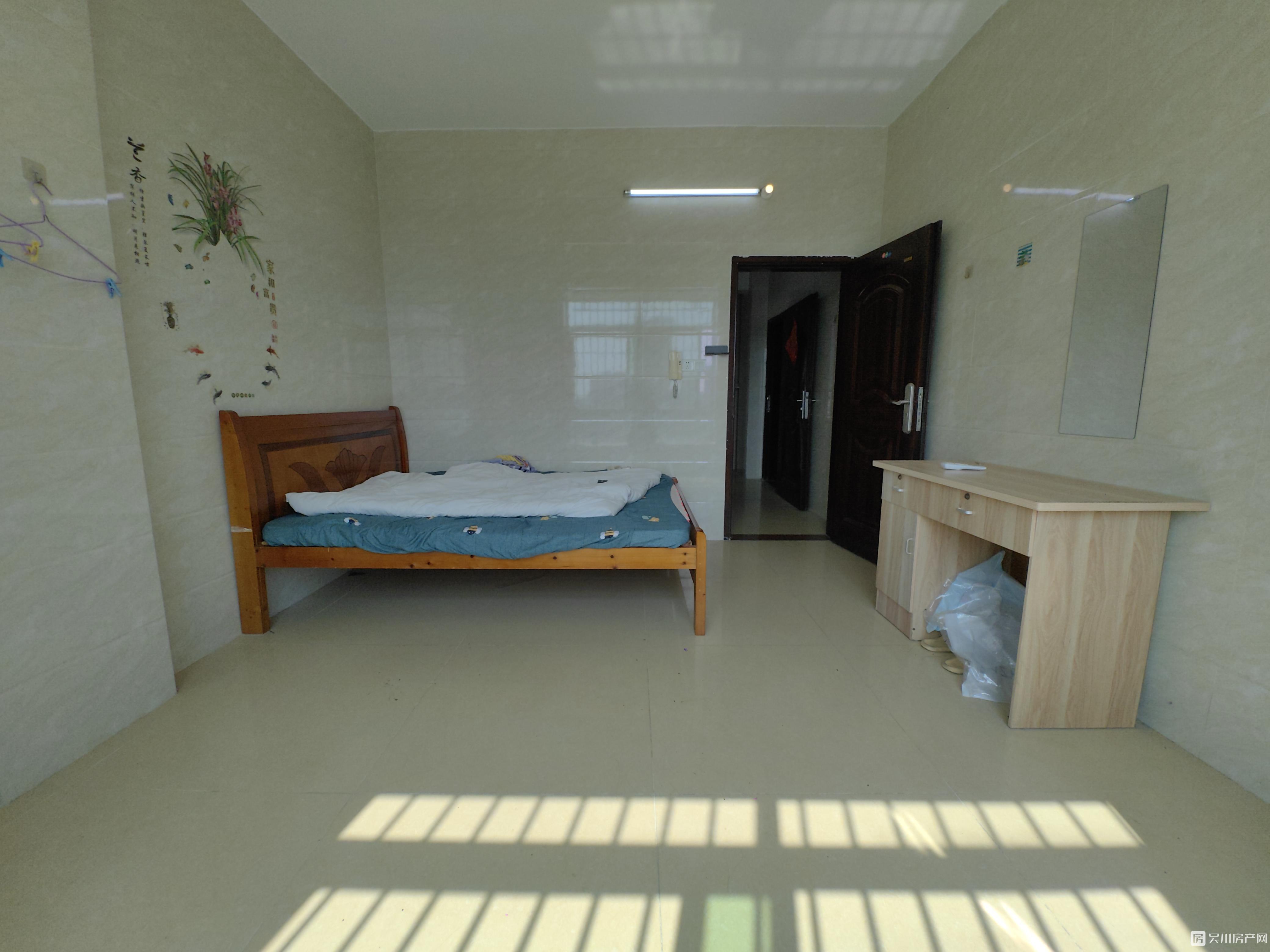 廣沿路電梯1室1廳1配床.2空調(diào).熱水.洗衣機.冰箱.沙發(fā)拎包入住僅需600元